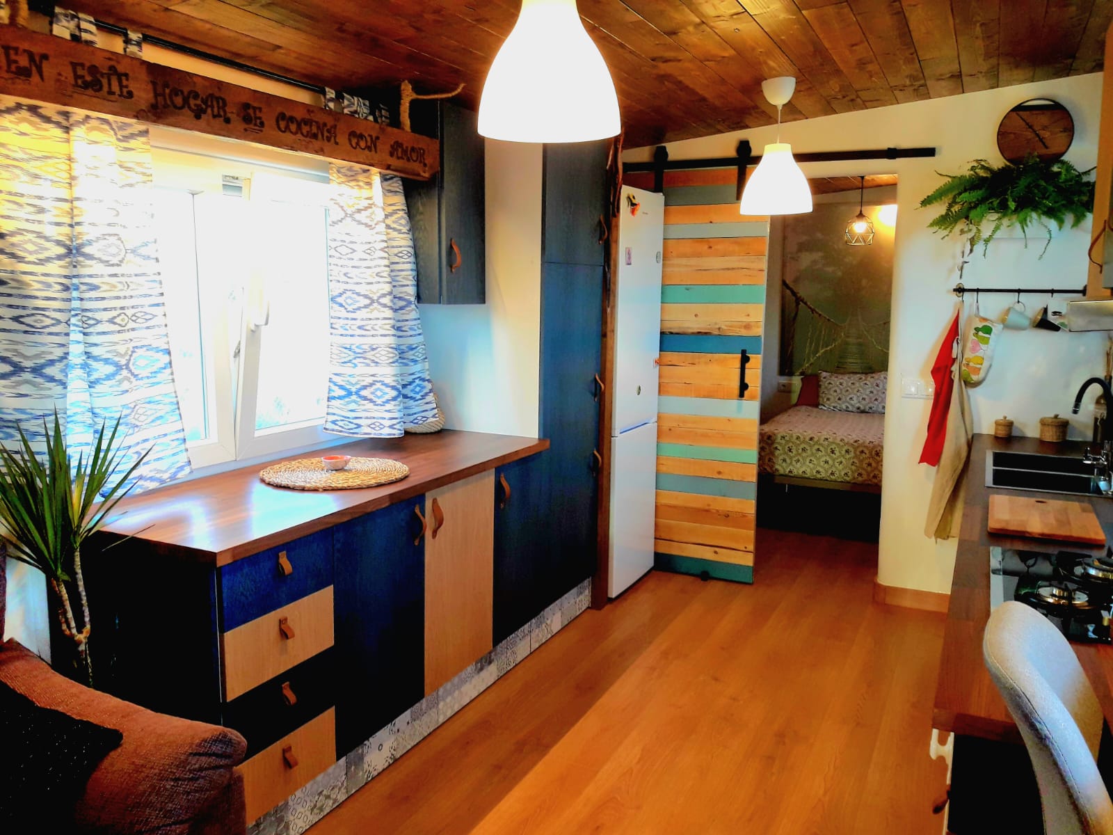Maßgefertigte Küche in einem Tiny House