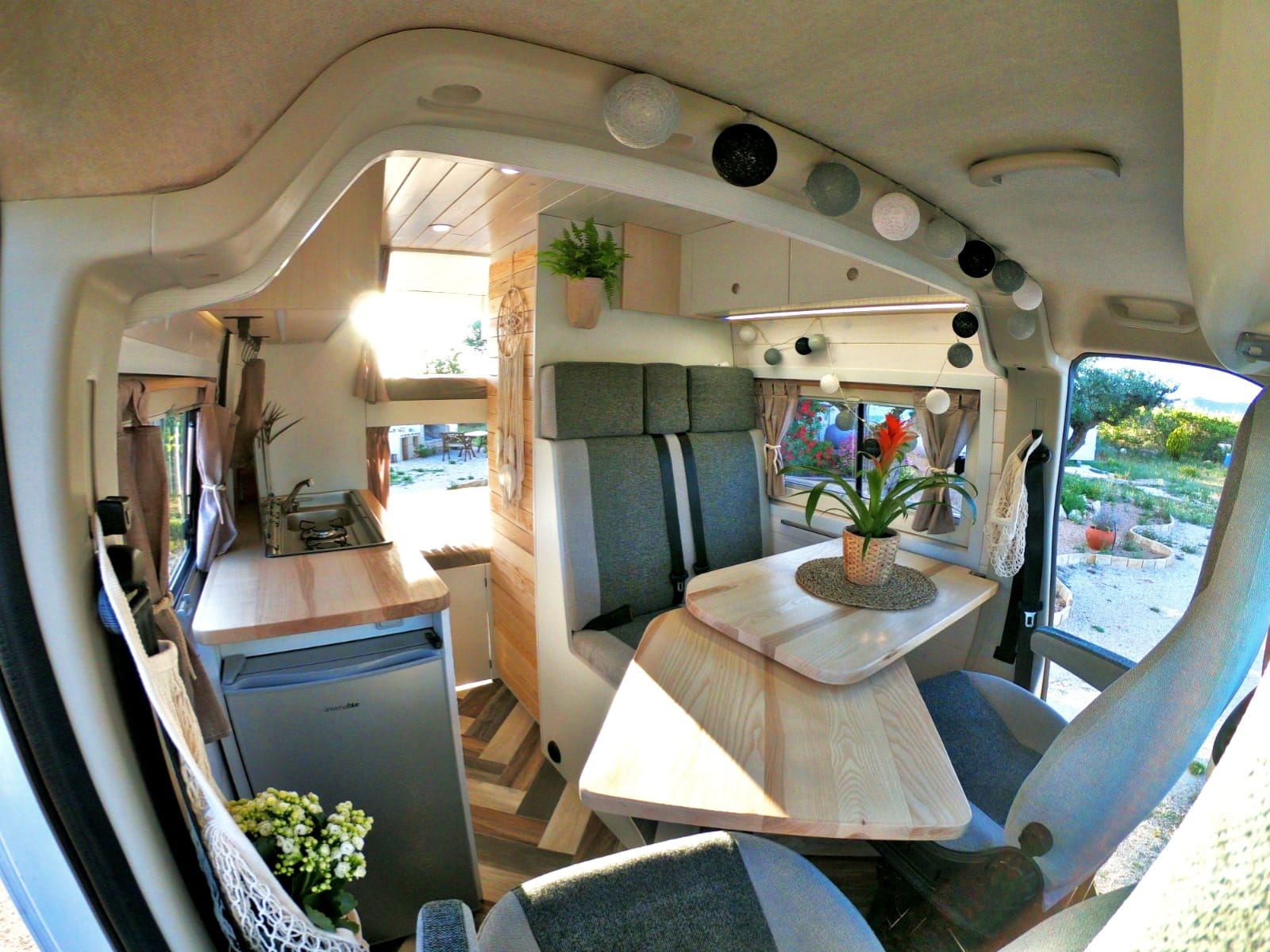 Camper Ausbau mit maßgefertigten Möbeln von PRÄZISE
